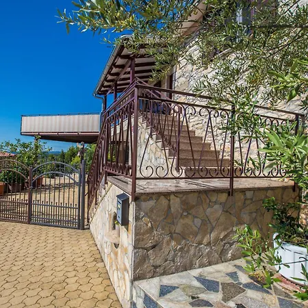 Michelle Willa Karojba